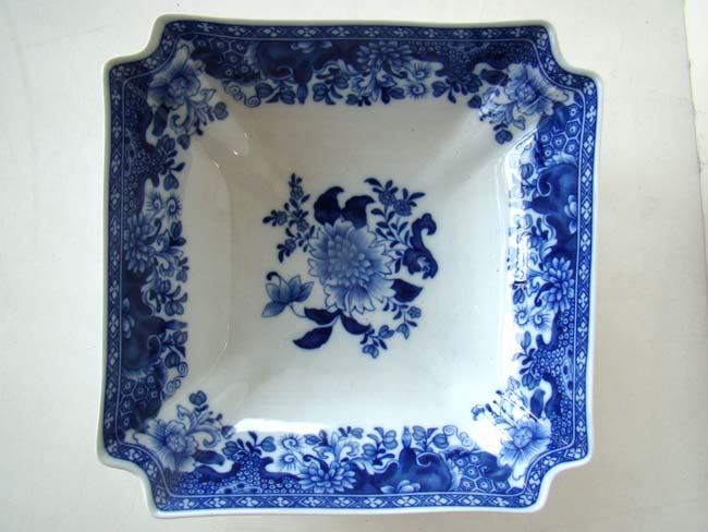 A reproduction of a chinese export Chien Lung period bowl (circa 1780) made by Mottahedeh for the Metropolitan Museum of Art